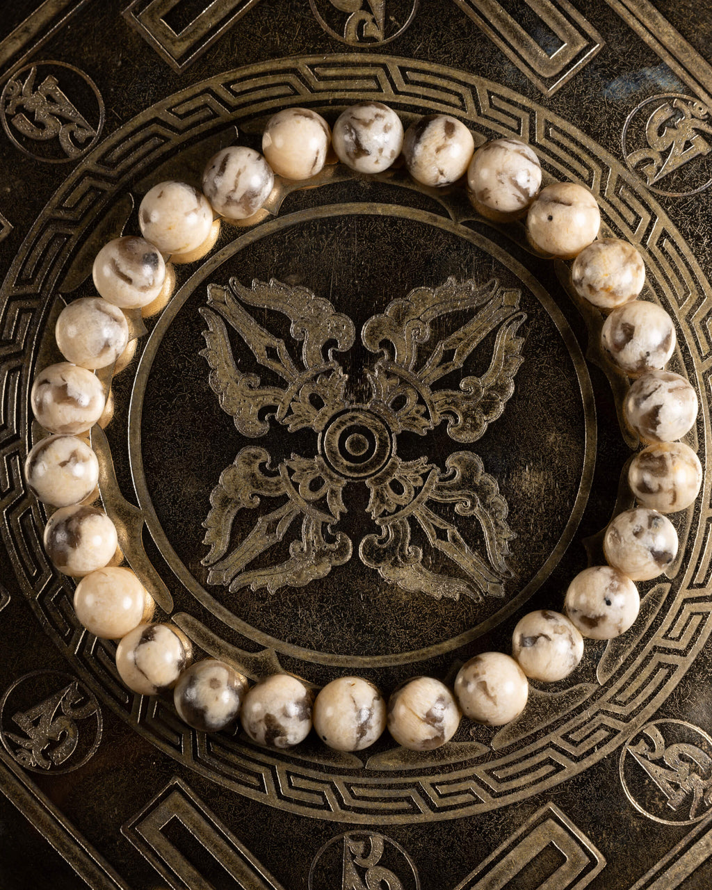 Pulsera de Feldespato Sódico (8 mm), pieza completa en círculo sobre bandeja grabada