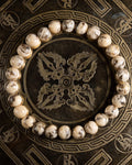 Pulsera de Feldespato Sódico (8 mm), pieza completa en círculo sobre bandeja grabada