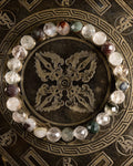 Pulsera de Lodalita facetada de 8 mm, pieza completa en círculo sobre soporte grabado