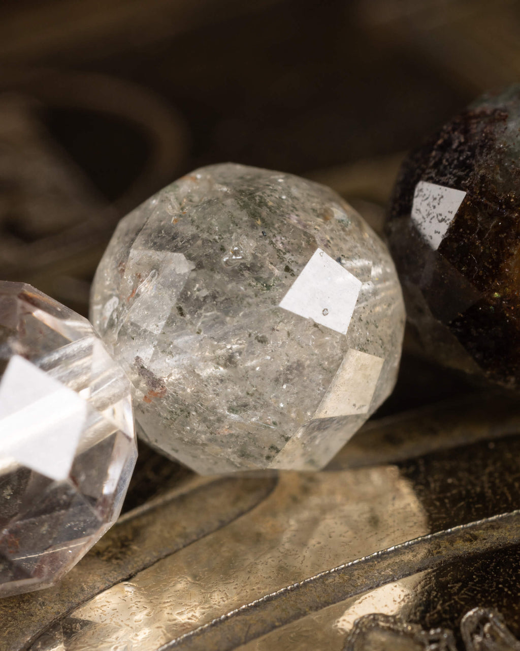 Detalle macro de una cuenta facetada de Lodalita con inclusiones minerales