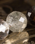Detalle macro de una cuenta facetada de Lodalita con inclusiones minerales