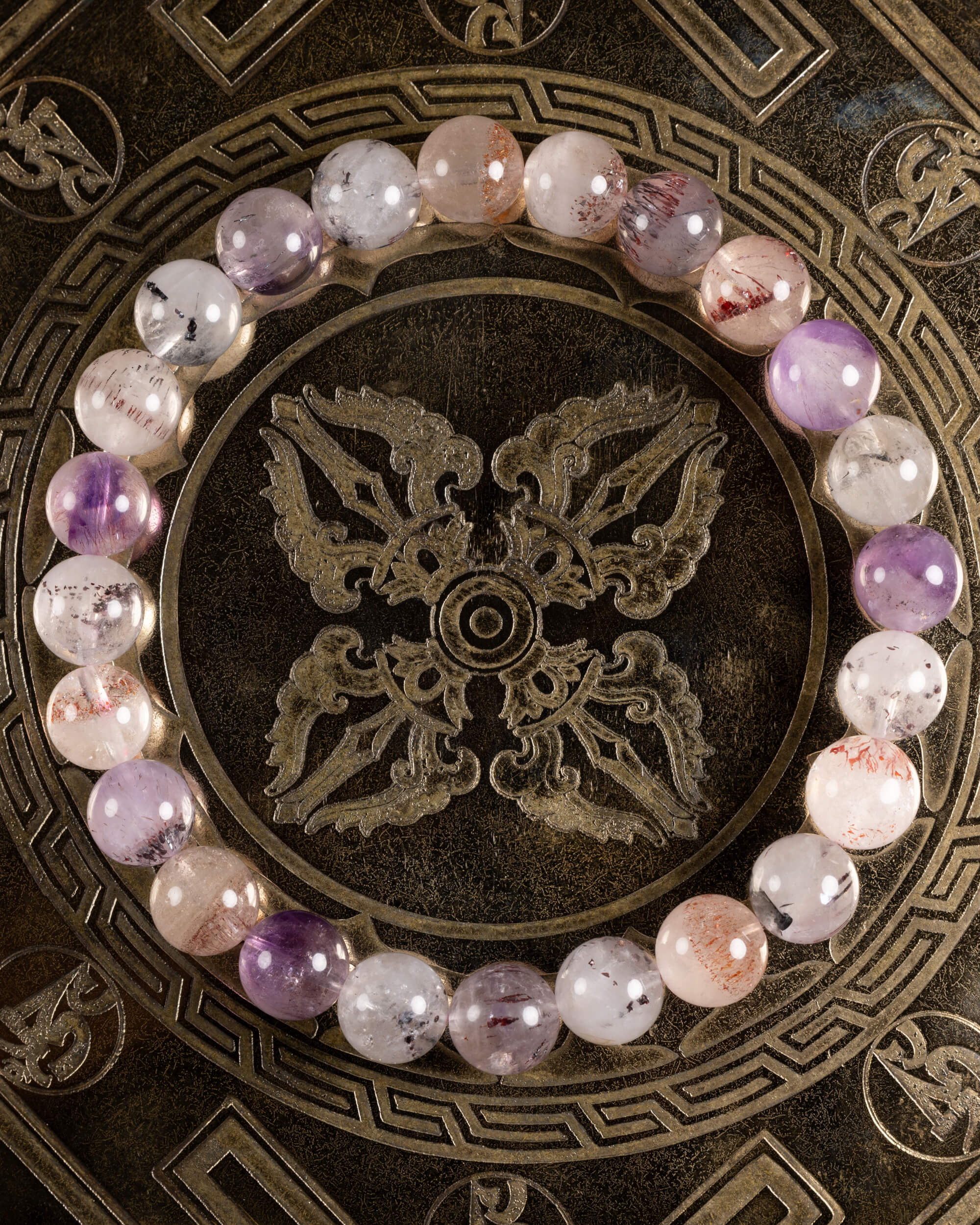Pulsera de Super 7 de 8 mm, pieza completa en círculo sobre soporte grabado