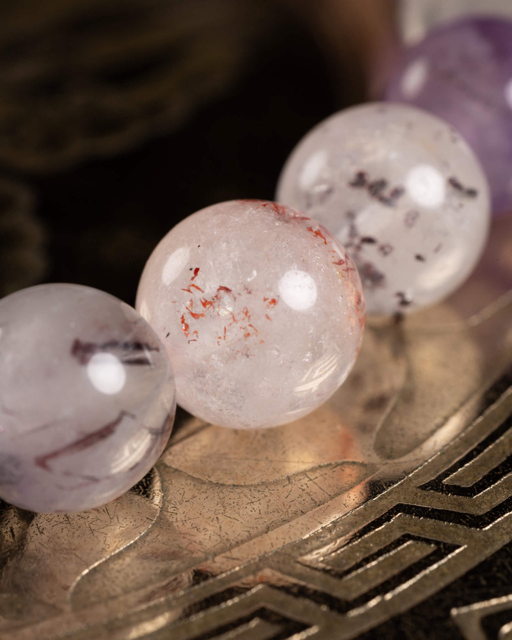 Detalle macro de las cuentas de Super 7 en tonos claros y rosados