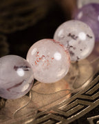 Detalle macro de las cuentas de Super 7 en tonos claros y rosados