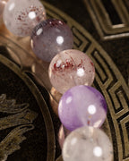 Detalle macro de las cuentas de Super 7 en tonos lila, blanco y rosado