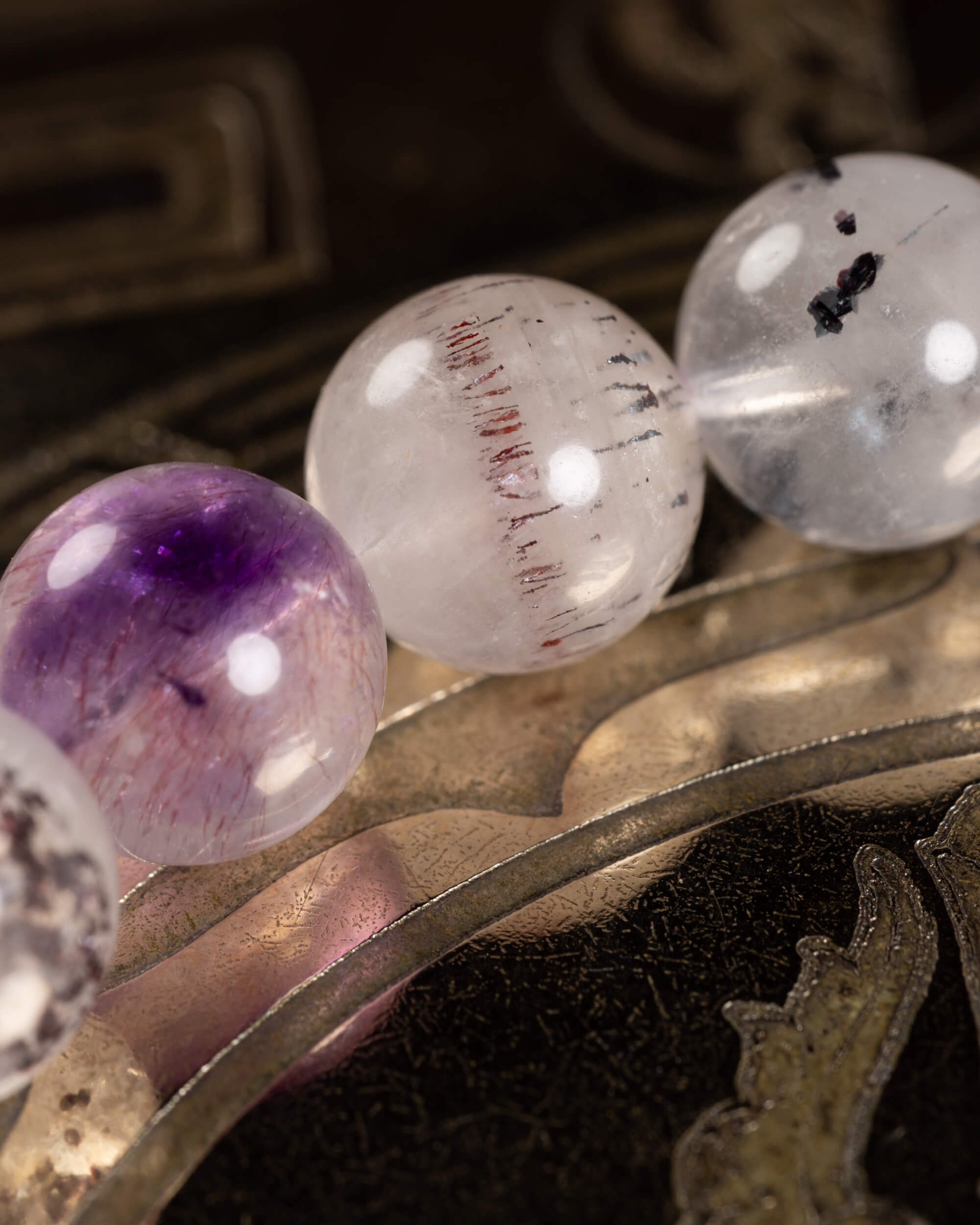 Detalle macro de las cuentas de Super 7 en tonos lila, blanco y rosado con vetas