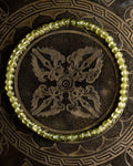 Pulsera de Peridoto de 4 mm, pieza completa en círculo sobre soporte grabado