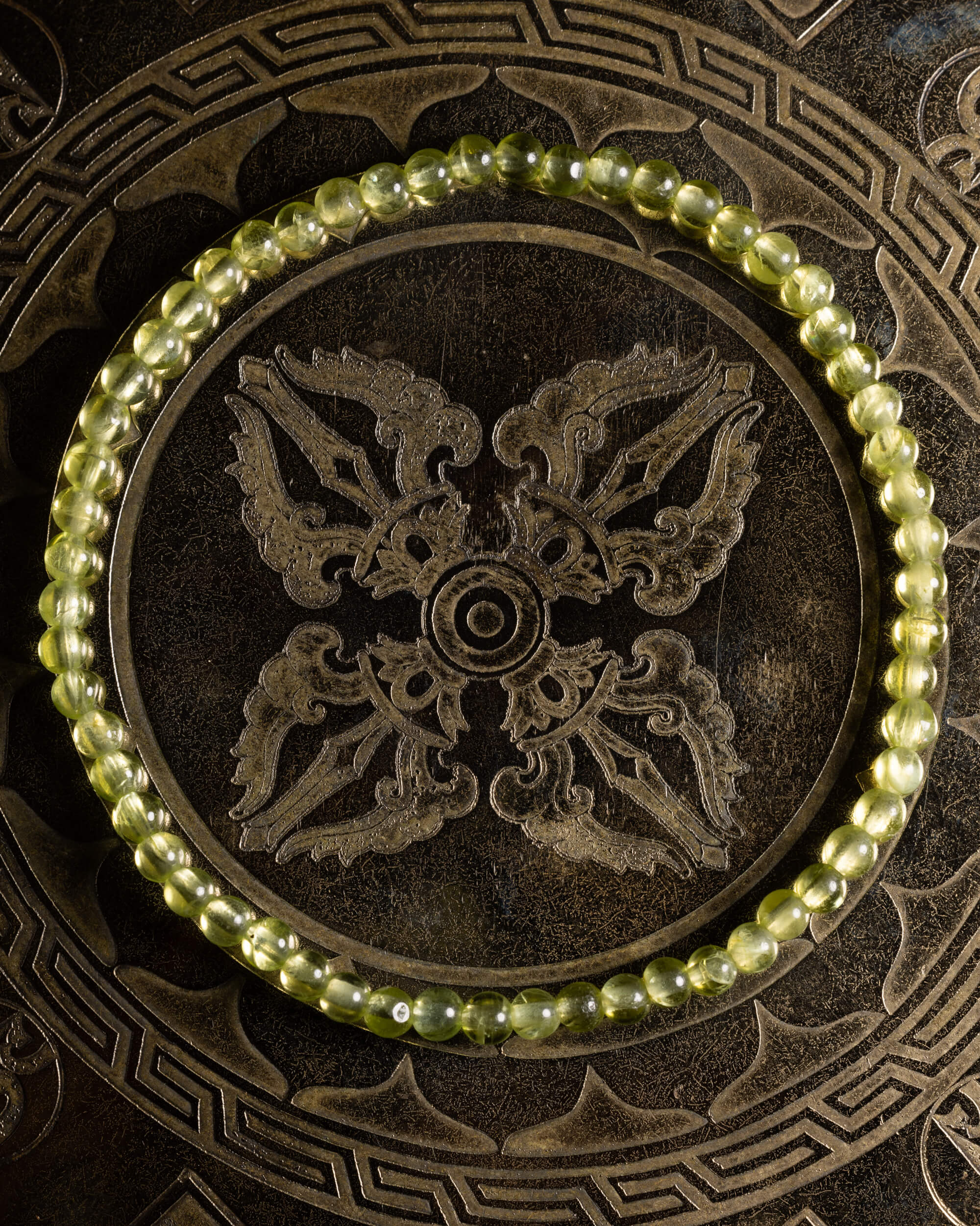 Pulsera de Peridoto de 4 mm, pieza completa en círculo sobre soporte grabado