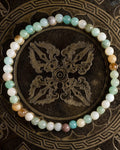 Pulsera de Amazonita, pieza completa en círculo sobre bandeja tallada de bronce