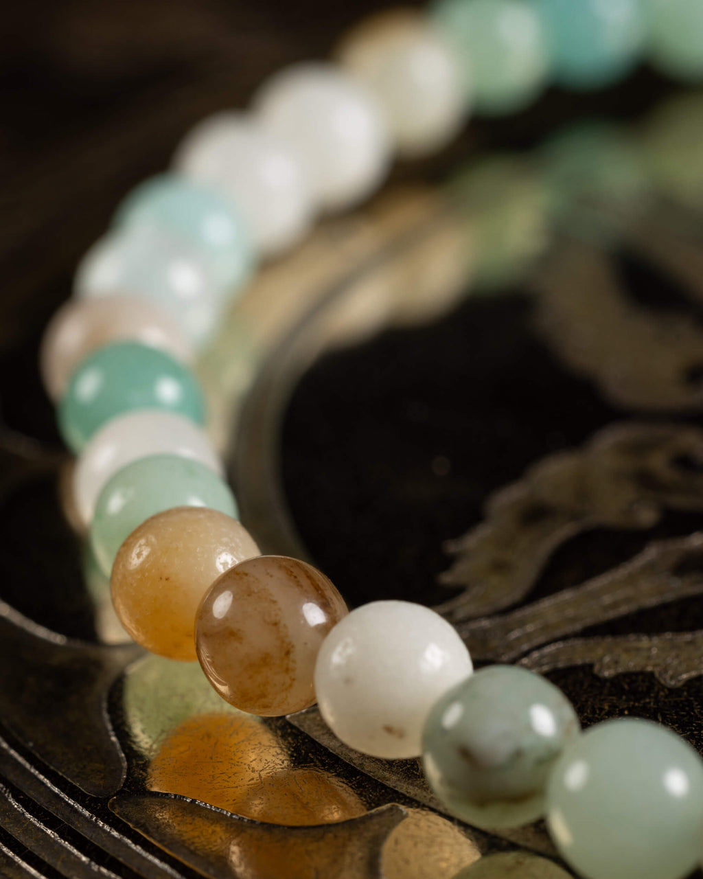Pulsera de Amazonita en curva, mostrando la variedad de tonos de sus cuentas