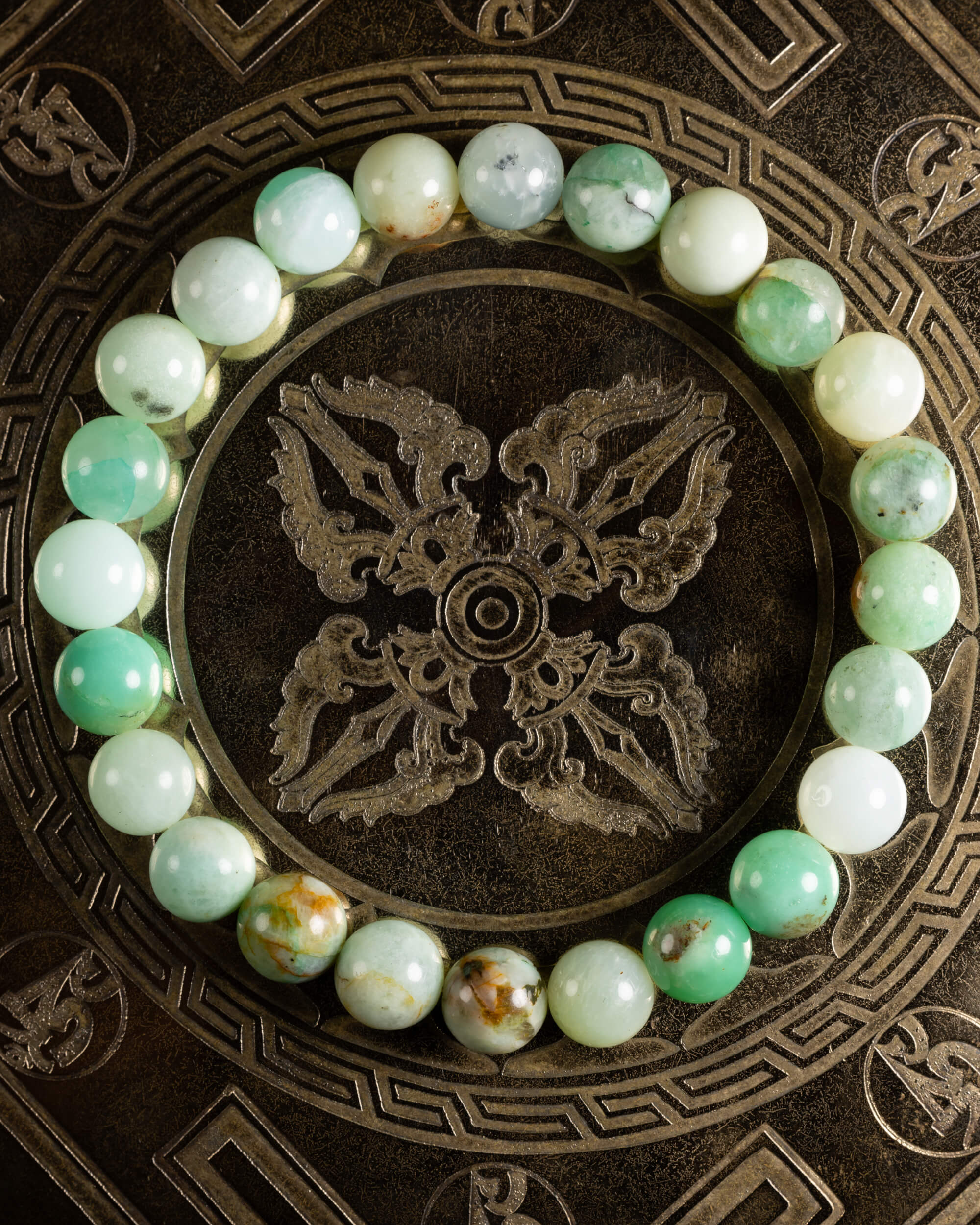 Pulsera de Crisoprasa, pieza completa en círculo sobre disco grabado oscuro
