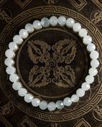 Pulsera de Aguamarina facetada de 6 mm, pieza completa en círculo sobre soporte metálico grabado