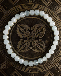 Pulsera de Aguamarina facetada de 6 mm, pieza completa en círculo sobre soporte metálico grabado