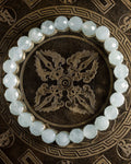 Pulsera de Aguamarina facetada, pieza completa en círculo sobre placa metálica grabada