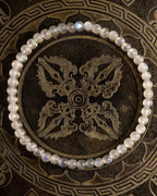 Pulsera de Labradorita, pieza completa en círculo sobre bandeja tallada de bronce