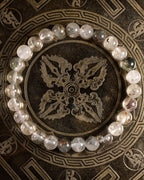 Pulsera de Lodalita, pieza completa en círculo sobre bandeja tallada de bronce