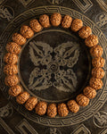 Pulsera de Semillas de Rudraksha de 9 mm, pieza completa en círculo sobre placa metálica