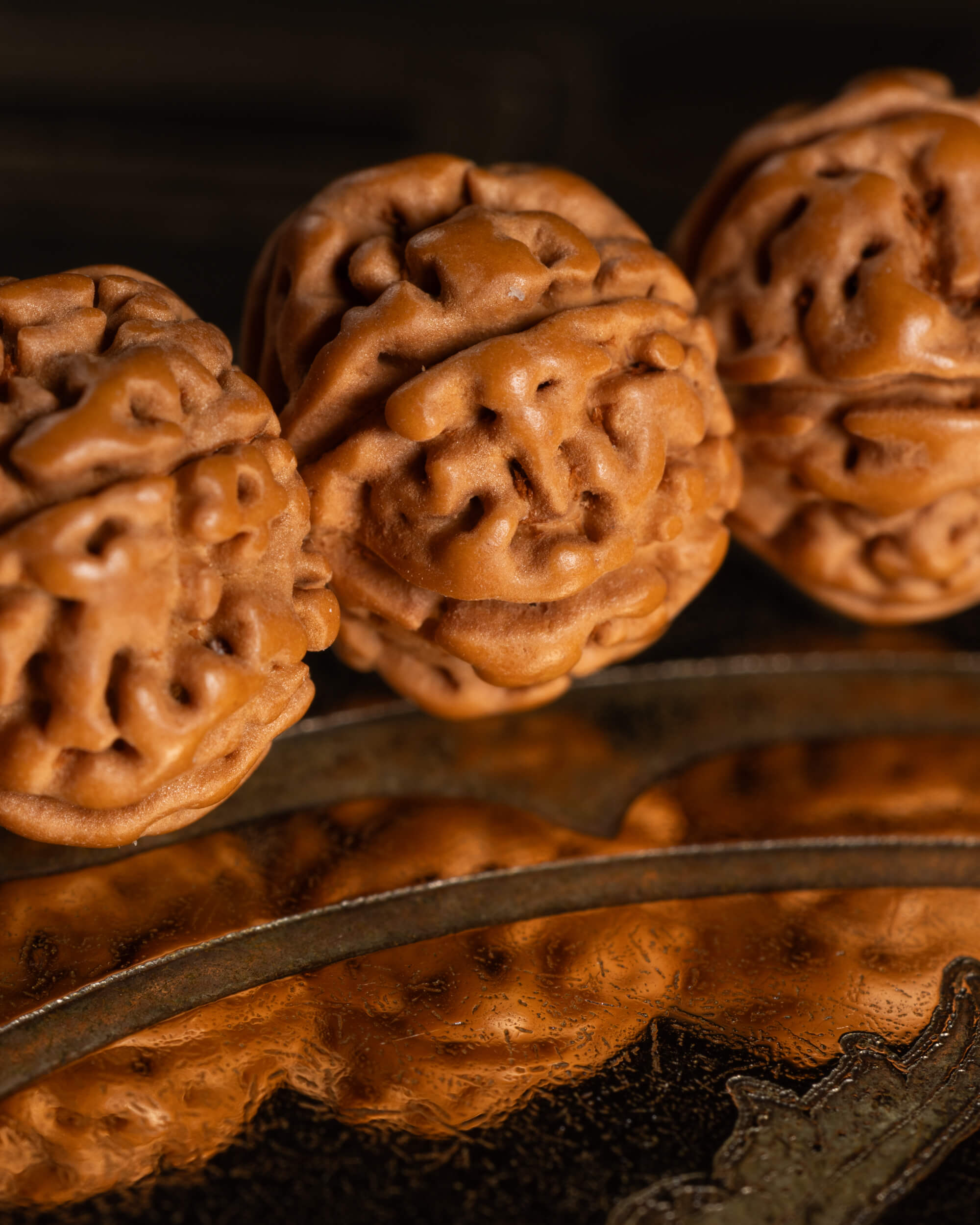 Detalle macro de las semillas de Rudraksha con su textura natural surcada, tono claro