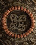 Pulsera de Semillas de Rudraksha de 8 mm, pieza completa en círculo sobre placa metálica