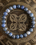 Pulsera de Dumortierita de 8 mm, pieza completa sobre disco grabado oscuro