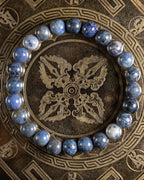 Pulsera de Dumortierita de 8 mm, pieza completa sobre disco grabado oscuro