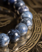 Detalle macro de las cuentas de Dumortierita en tonos azul jaspeado