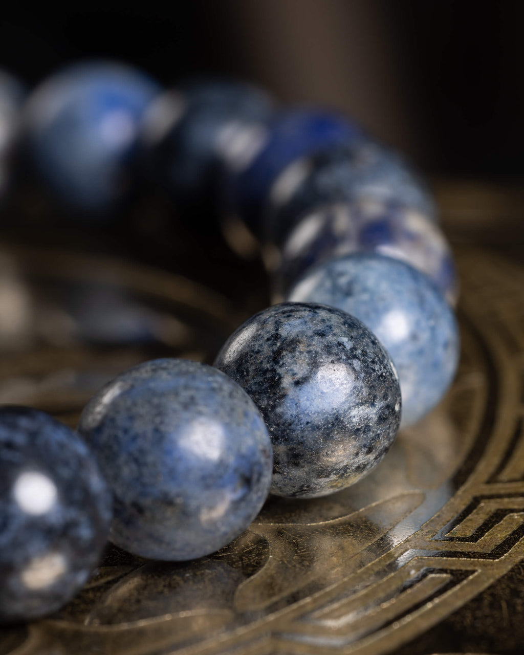 Detalle macro de las cuentas de Dumortierita mostrando su moteado azul y gris