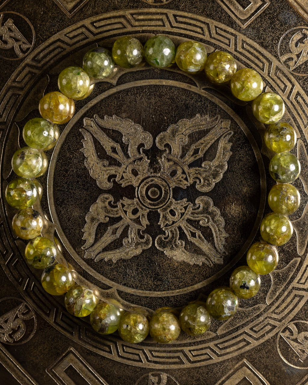 Pulsera de Peridoto de 8 mm, pieza completa en círculo sobre soporte grabado