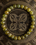 Pulsera de Peridoto de 8 mm, pieza completa en círculo sobre soporte grabado