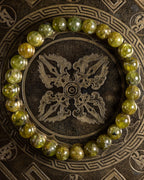 Pulsera de Peridoto de 8 mm, pieza completa en círculo sobre soporte grabado