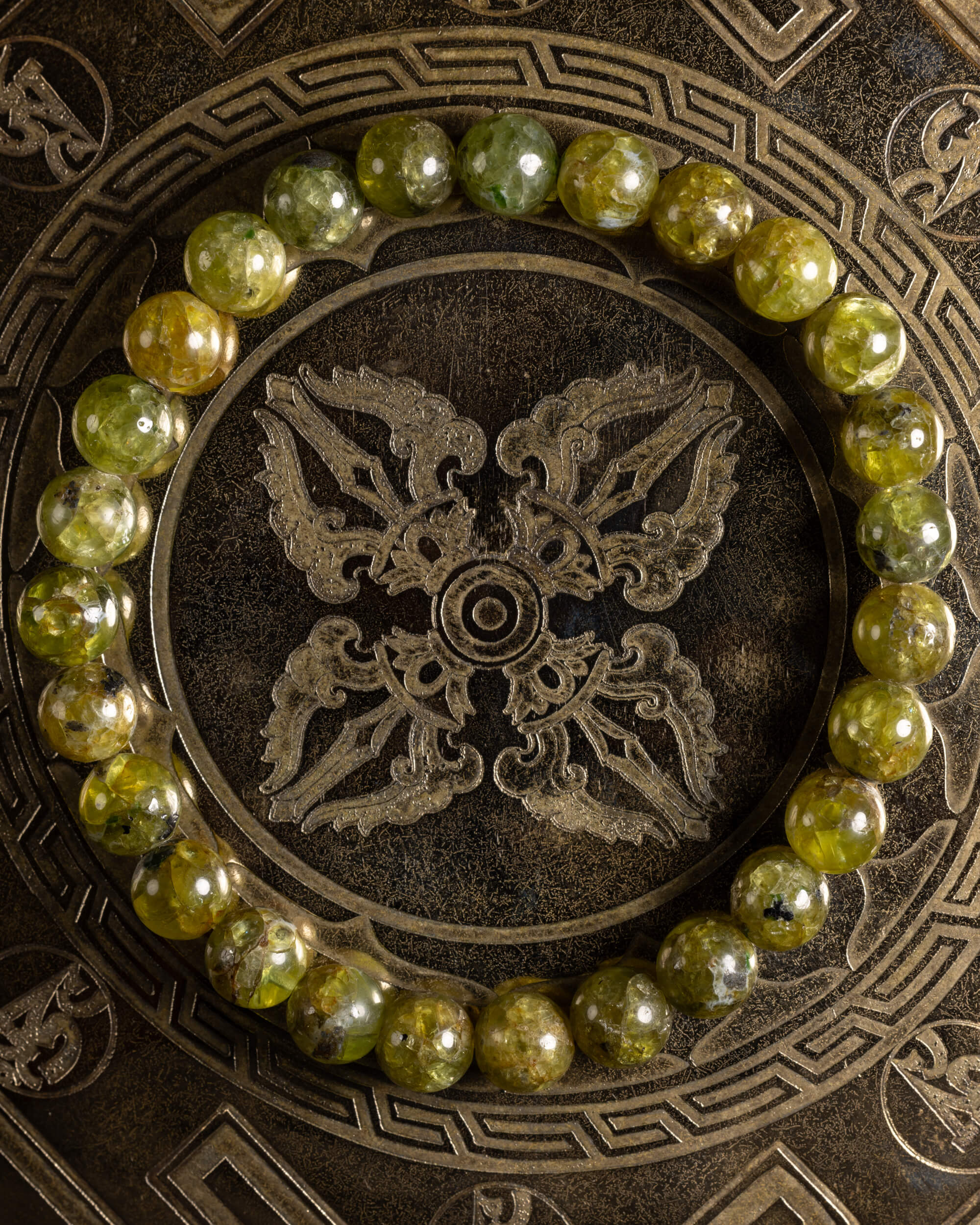 Pulsera de Peridoto de 8 mm, pieza completa en círculo sobre soporte grabado