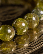 Detalle macro de las cuentas de Peridoto con inclusiones y brillo natural