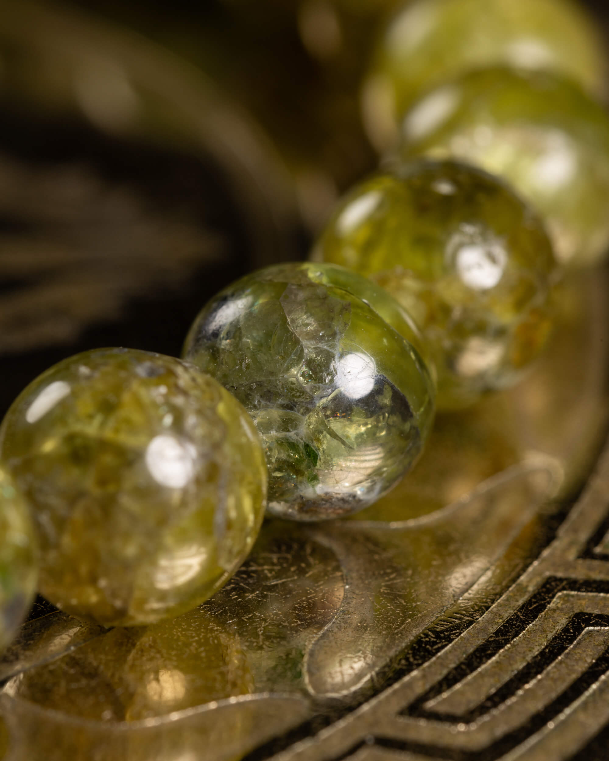 Pulsera de Peridoto en perspectiva, cuentas alineadas sobre soporte metálico