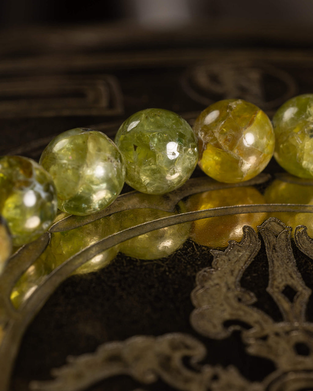 Pulsera de Peridoto en ángulo cerrado, curva de cuentas sobre soporte grabado