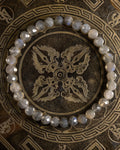 Pulsera de Labradorita facetada, pieza completa en círculo sobre soporte grabado