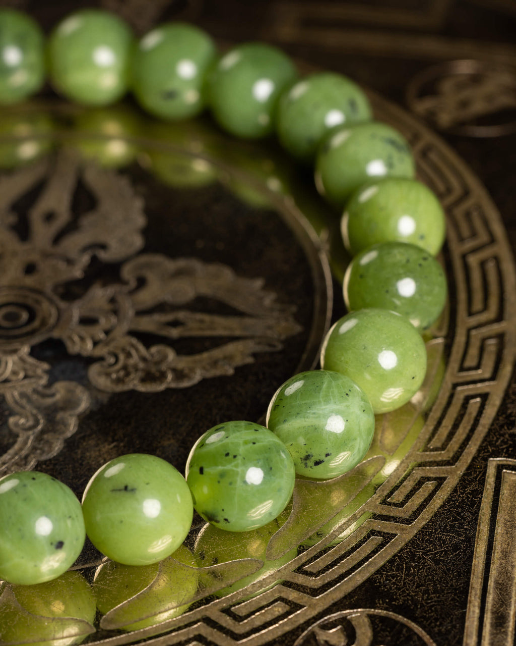 Pulsera de Jade Verde en perspectiva circular sobre placa grabada