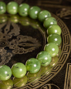 Pulsera de Jade Verde en perspectiva circular sobre placa grabada