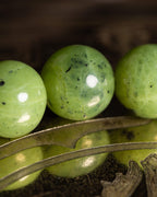 Detalle macro de las cuentas de Jade Verde con vetas naturales