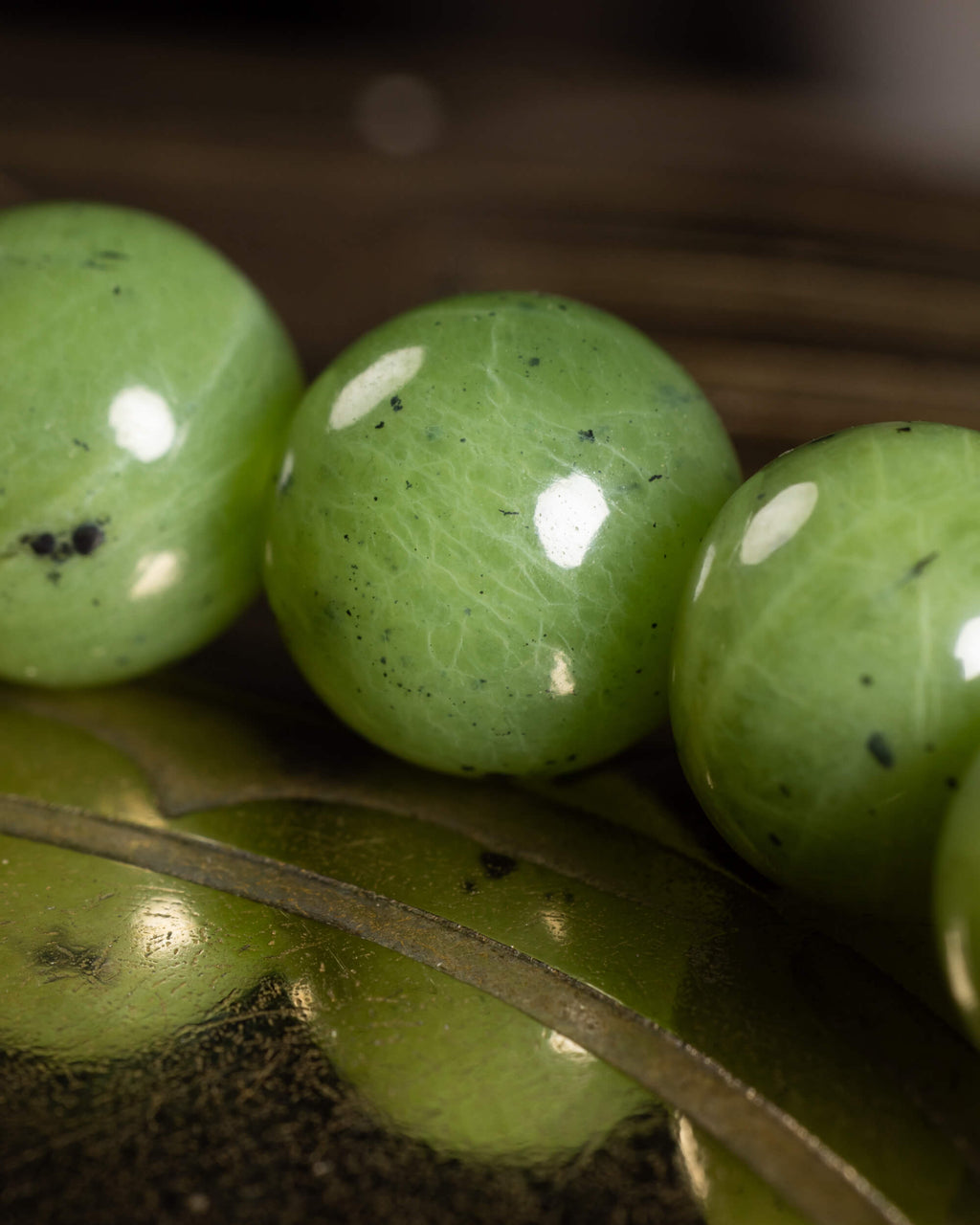 Detalle macro de las cuentas de Jade Verde con brillo natural