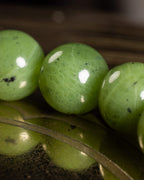 Detalle macro de las cuentas de Jade Verde con brillo natural