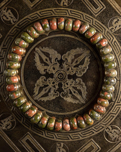Pulsera de Jaspe Unakita, pieza completa en círculo sobre soporte grabado