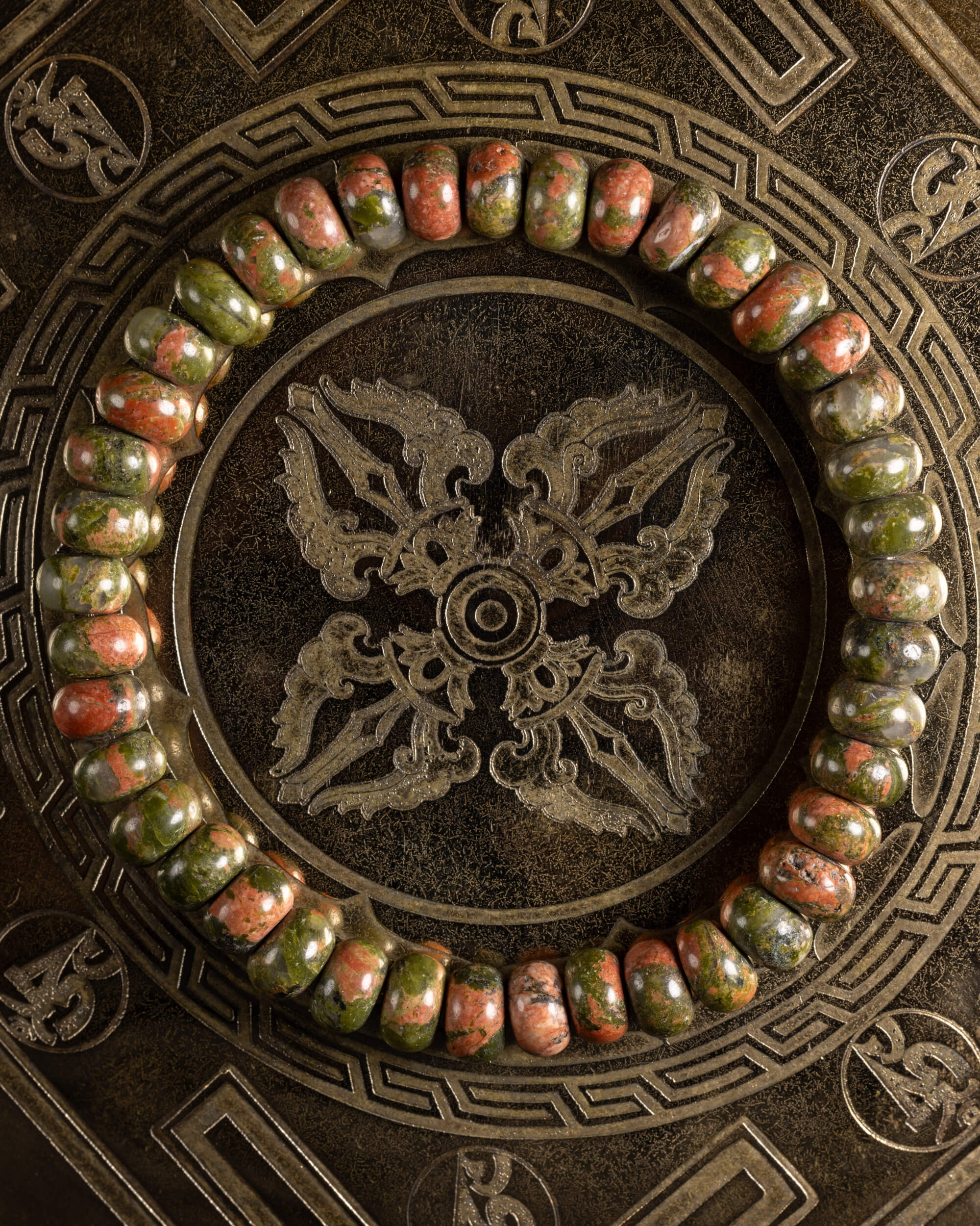 Pulsera de Jaspe Unakita, pieza completa en círculo sobre soporte grabado