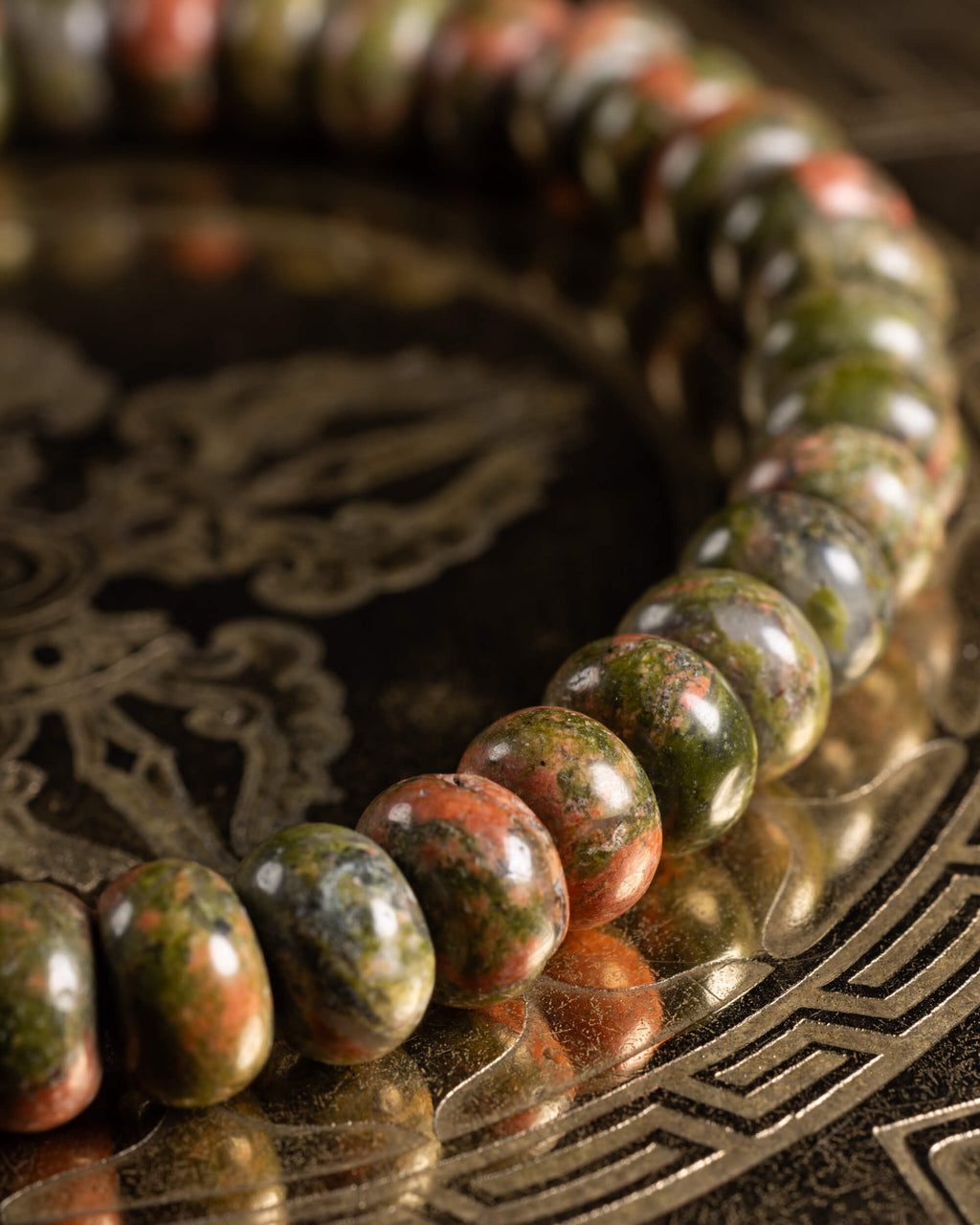Pulsera de Jaspe Unakita en ángulo, cuentas moteadas sobre soporte metálico