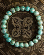 Pulsera de Turquesa Peruana, pieza completa en círculo sobre soporte grabado