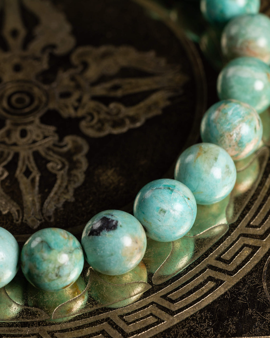 Pulsera de Turquesa Peruana en perspectiva, cuentas sobre soporte metálico grabado
