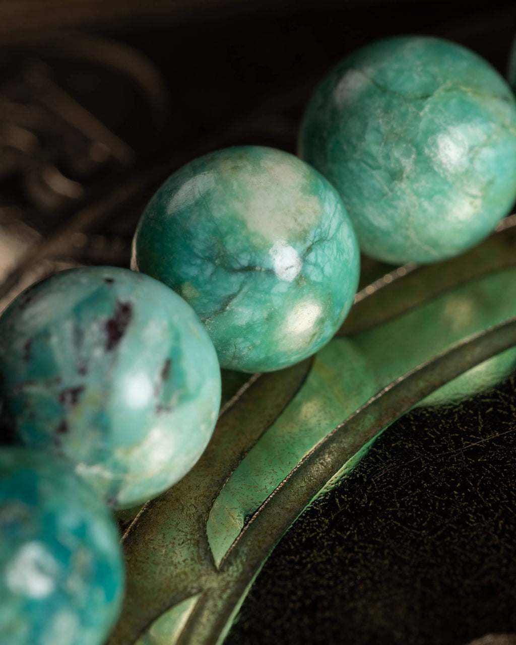 Pulsera de Turquesa Peruana en perspectiva cercana, cuentas verde azuladas