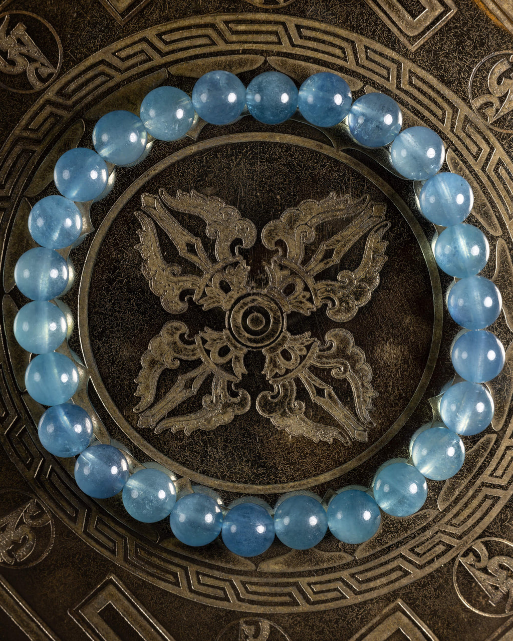 Pulsera de Aguamarina Santa María de 7 mm, pieza completa en círculo sobre placa grabada