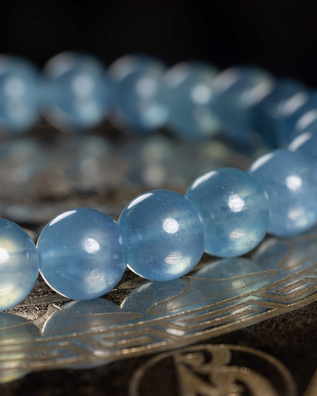Pulsera de Aguamarina en curva, cuentas nítidas al frente y difuminadas al fondo