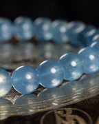 Pulsera de Aguamarina en curva, cuentas nítidas al frente y difuminadas al fondo