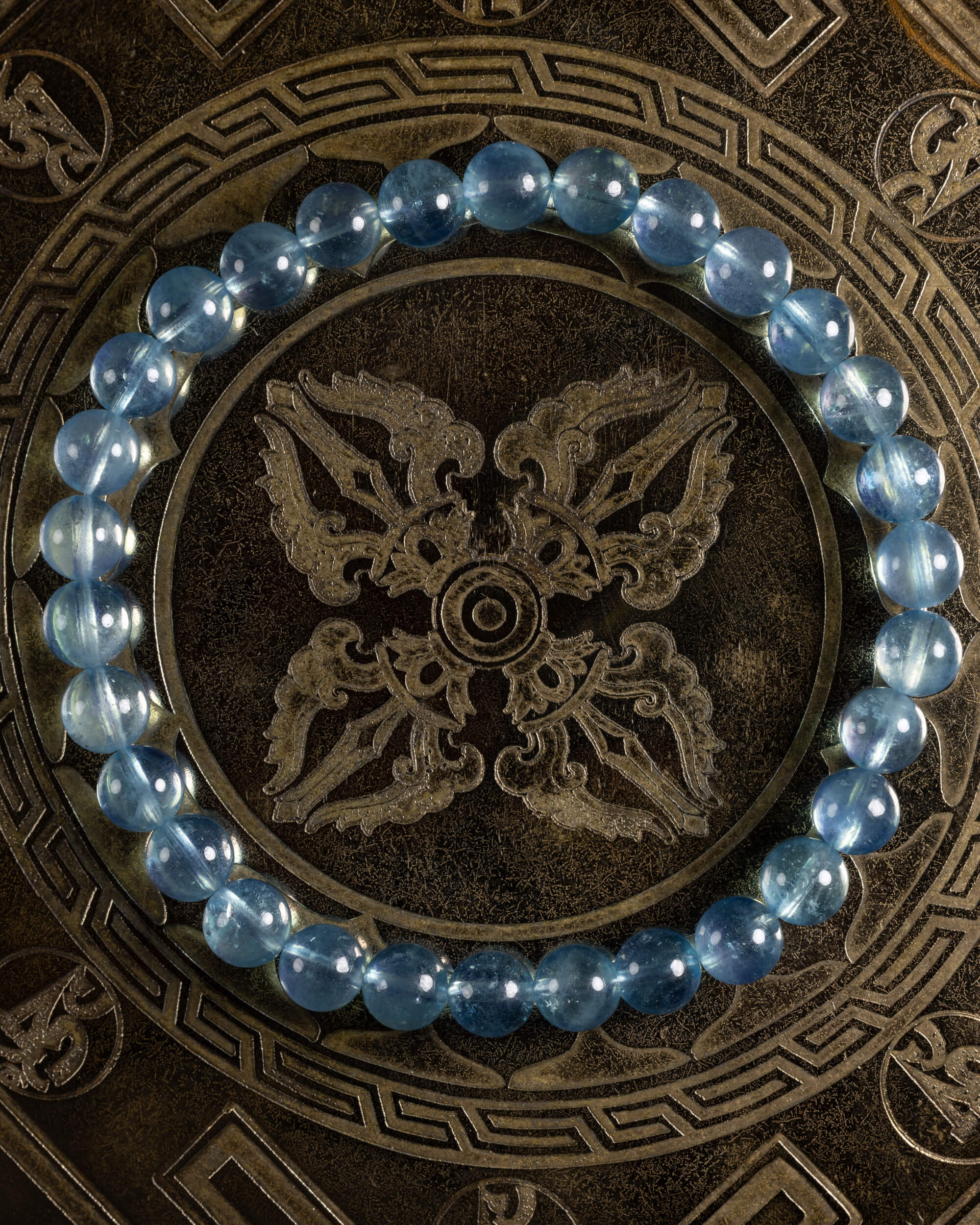 Pulsera de Aguamarina Santa María de 6 mm, pieza completa en círculo sobre placa grabada